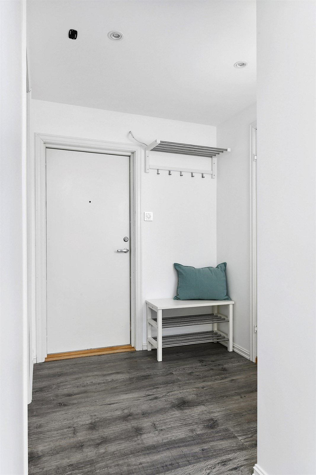 Ved inngangsdøren er det montert åpen garderboeløsning. Galleribilde