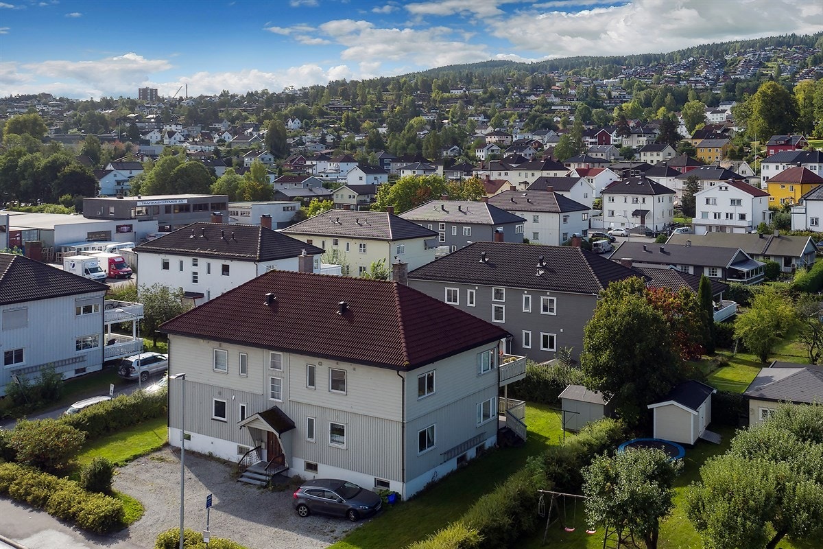 Biloppstillingsplass på tomt. Galleribilde