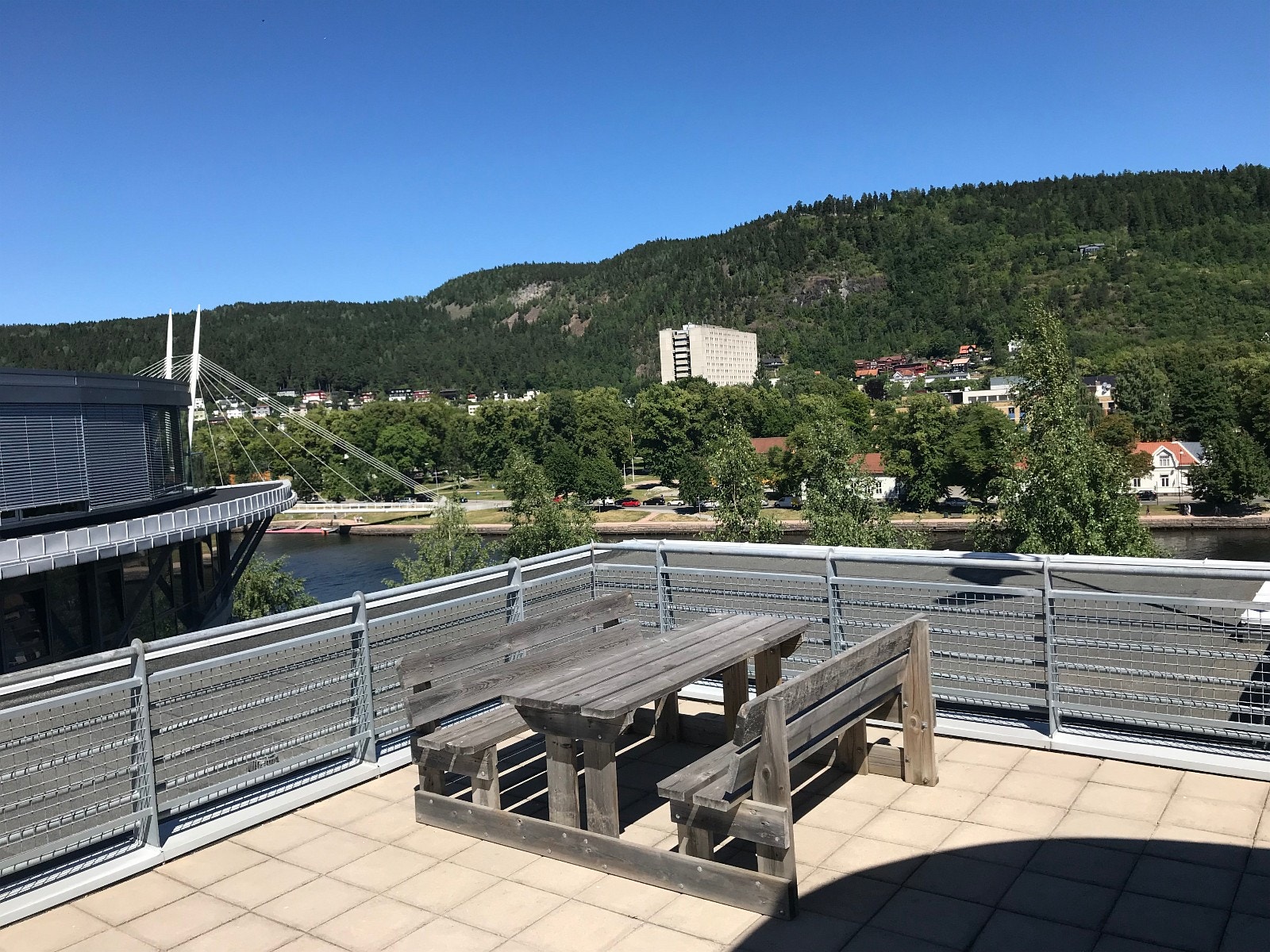 Takterrasse med flott utsikt over Drammen. Galleribilde