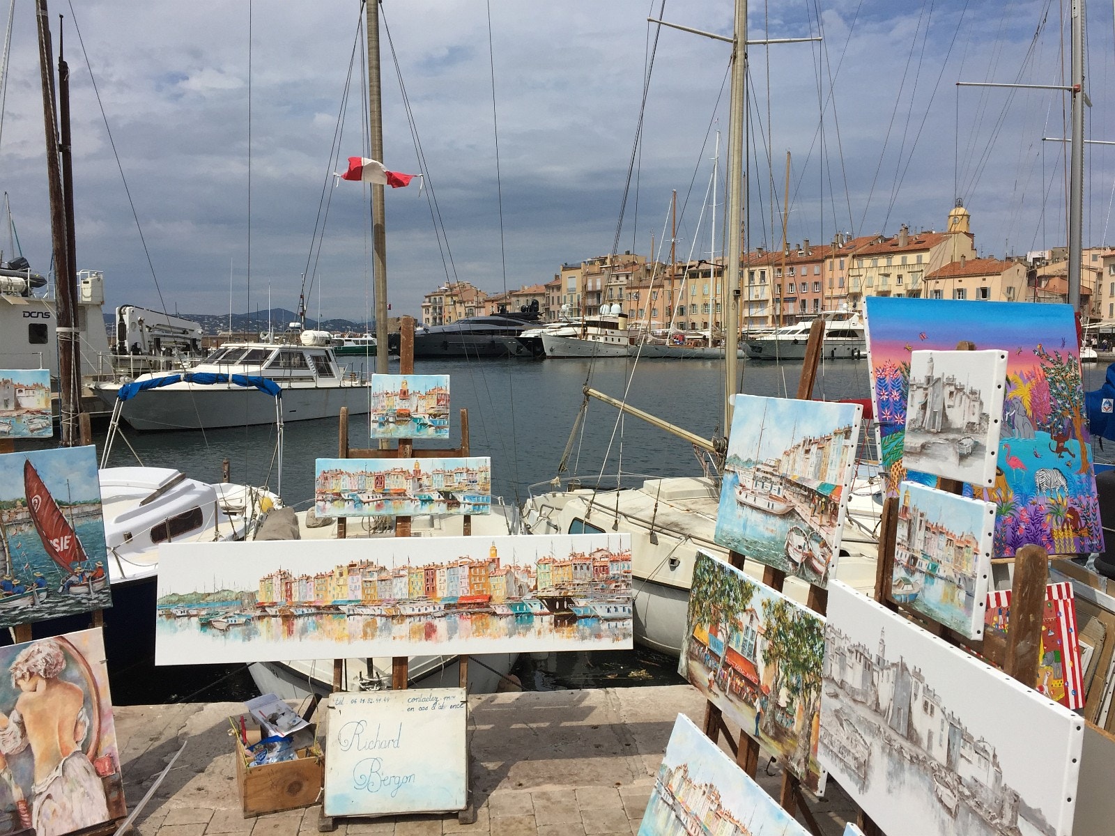 Det går båt til havna i St.Tropez Galleribilde