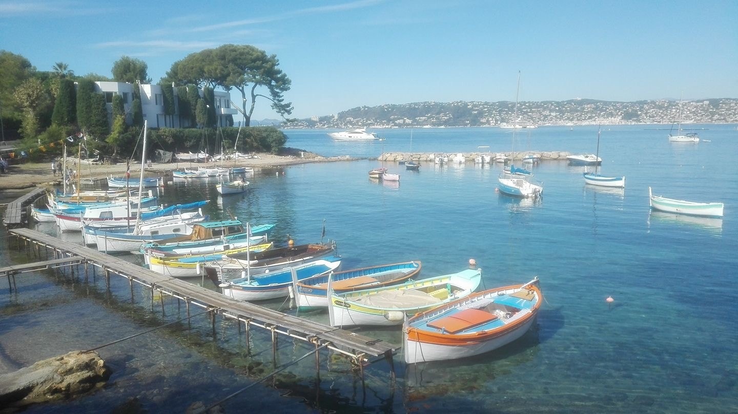 Sjarmerende vik med småbåter Galleribilde