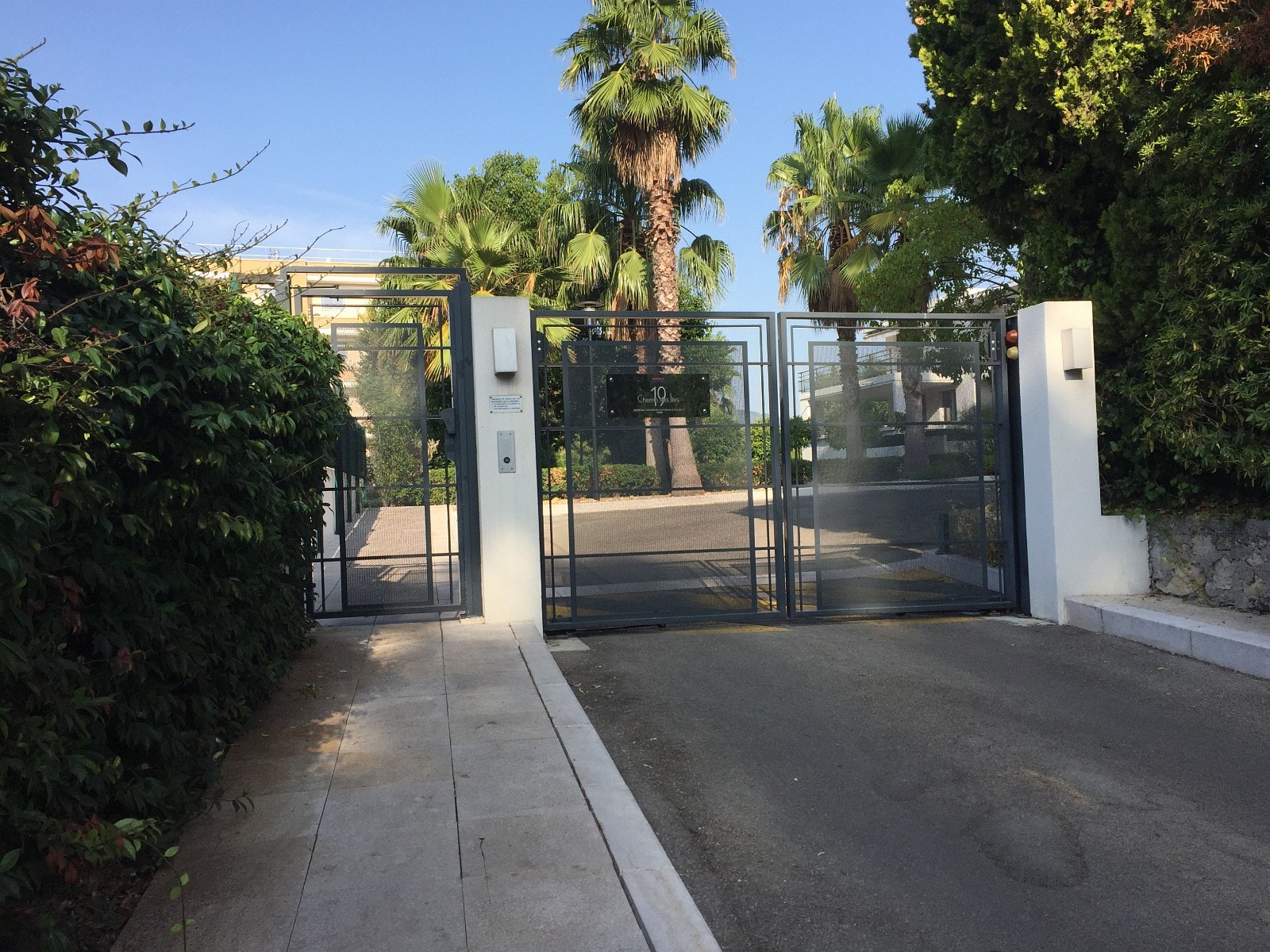 Innkjørselen - til en rolig og avskjermet eiendom Galleribilde