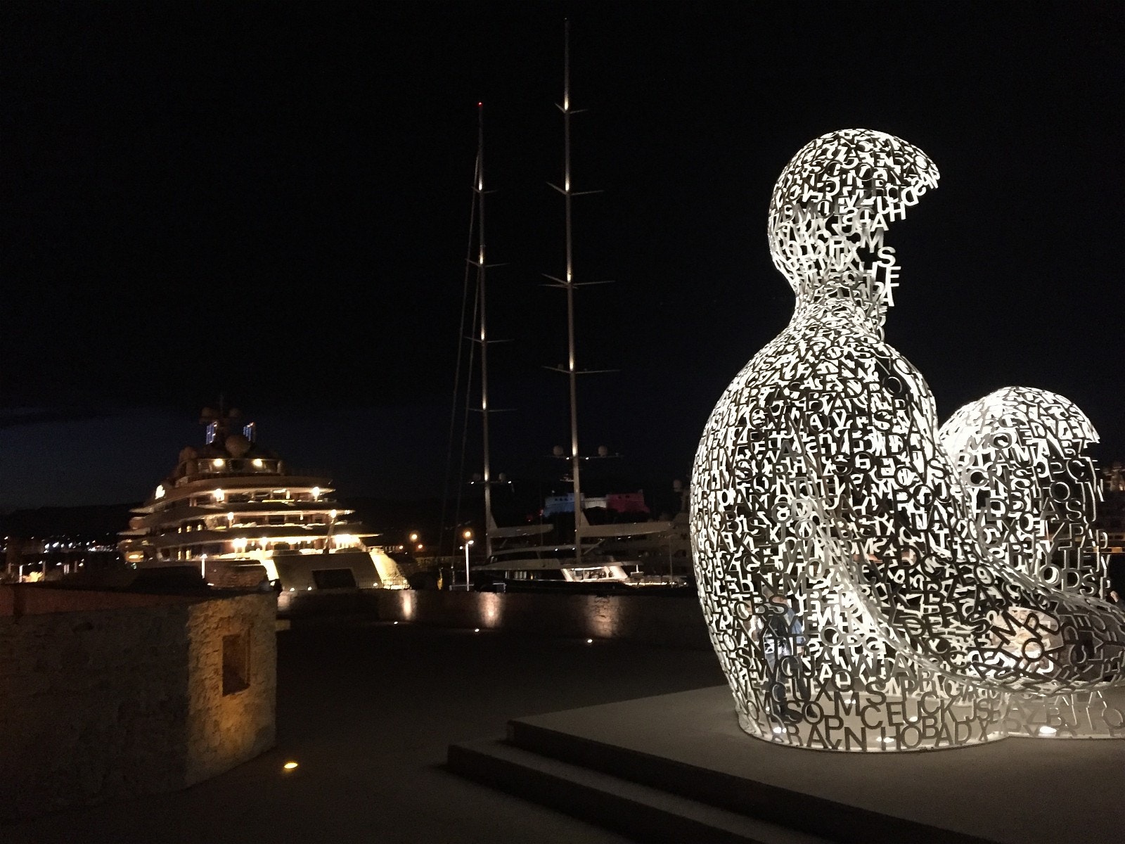 Skulptur i havnen i Antibes Galleribilde