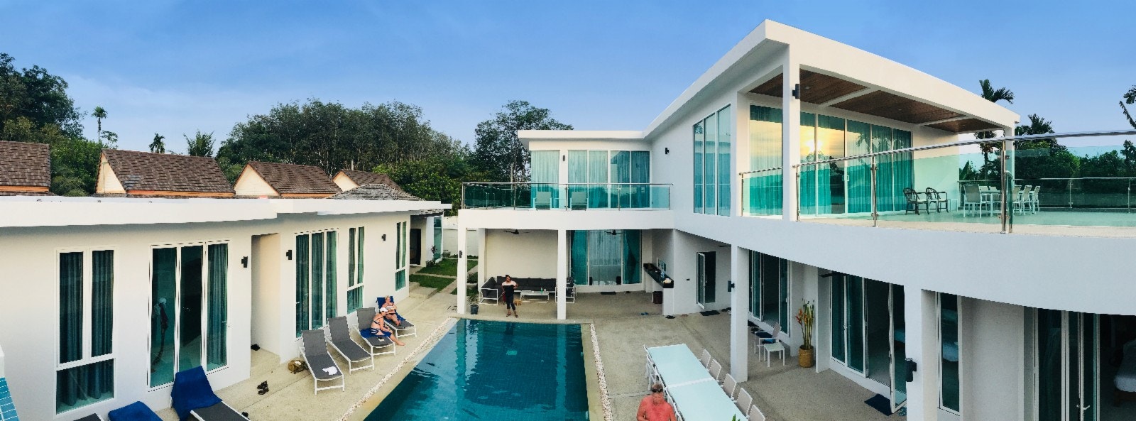 Villaen sett fra største terrassen i annen etasje. Galleribilde