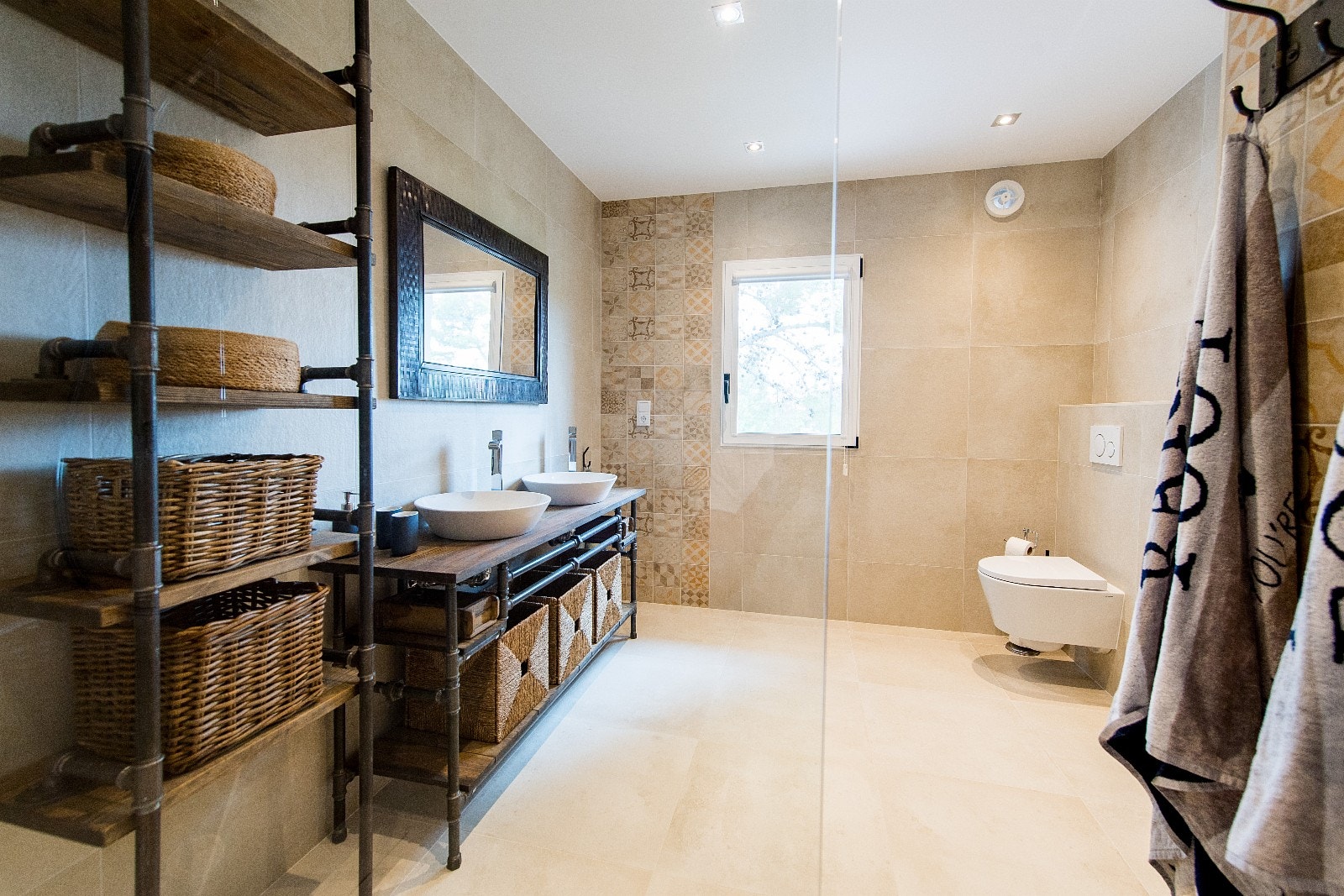 Bad med spesialdesignede innredninger Galleribilde