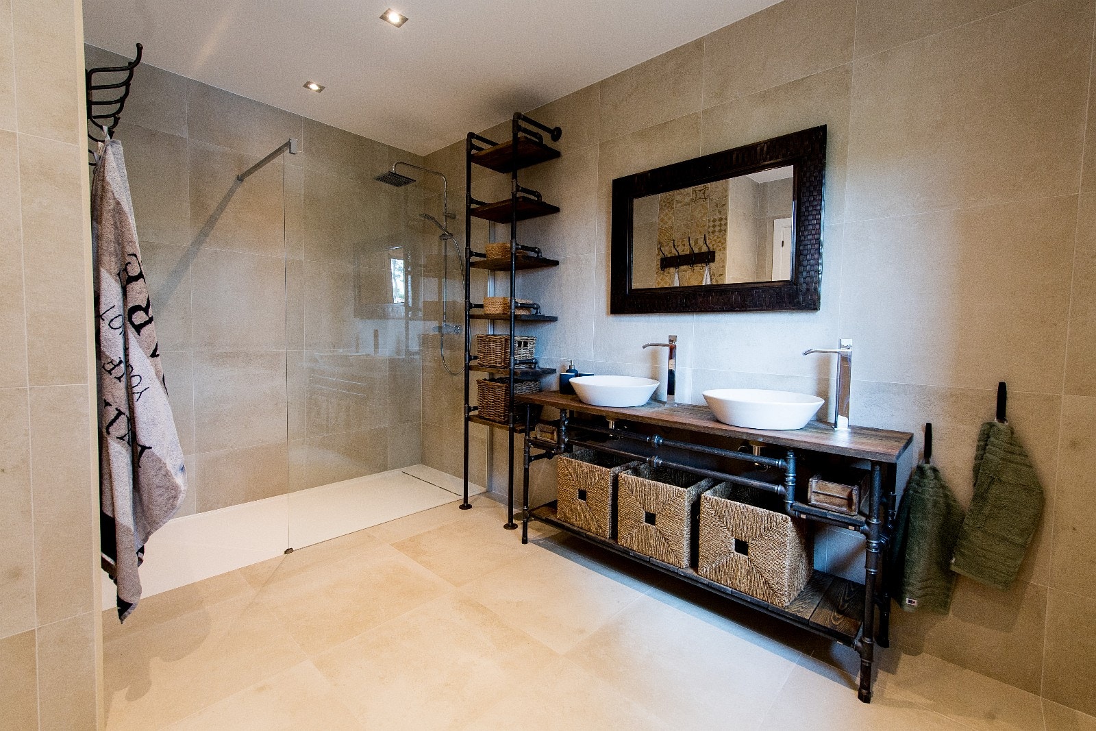 Badene har alle dusj og spesialdesignede innredninger Galleribilde