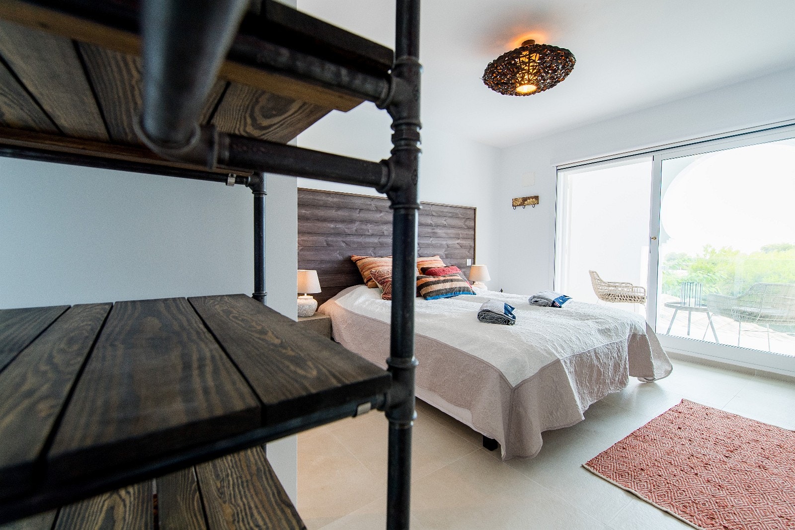 ( Sov 5) Soverommene har alle spesial designede garderober tilpasset hvert rom Galleribilde