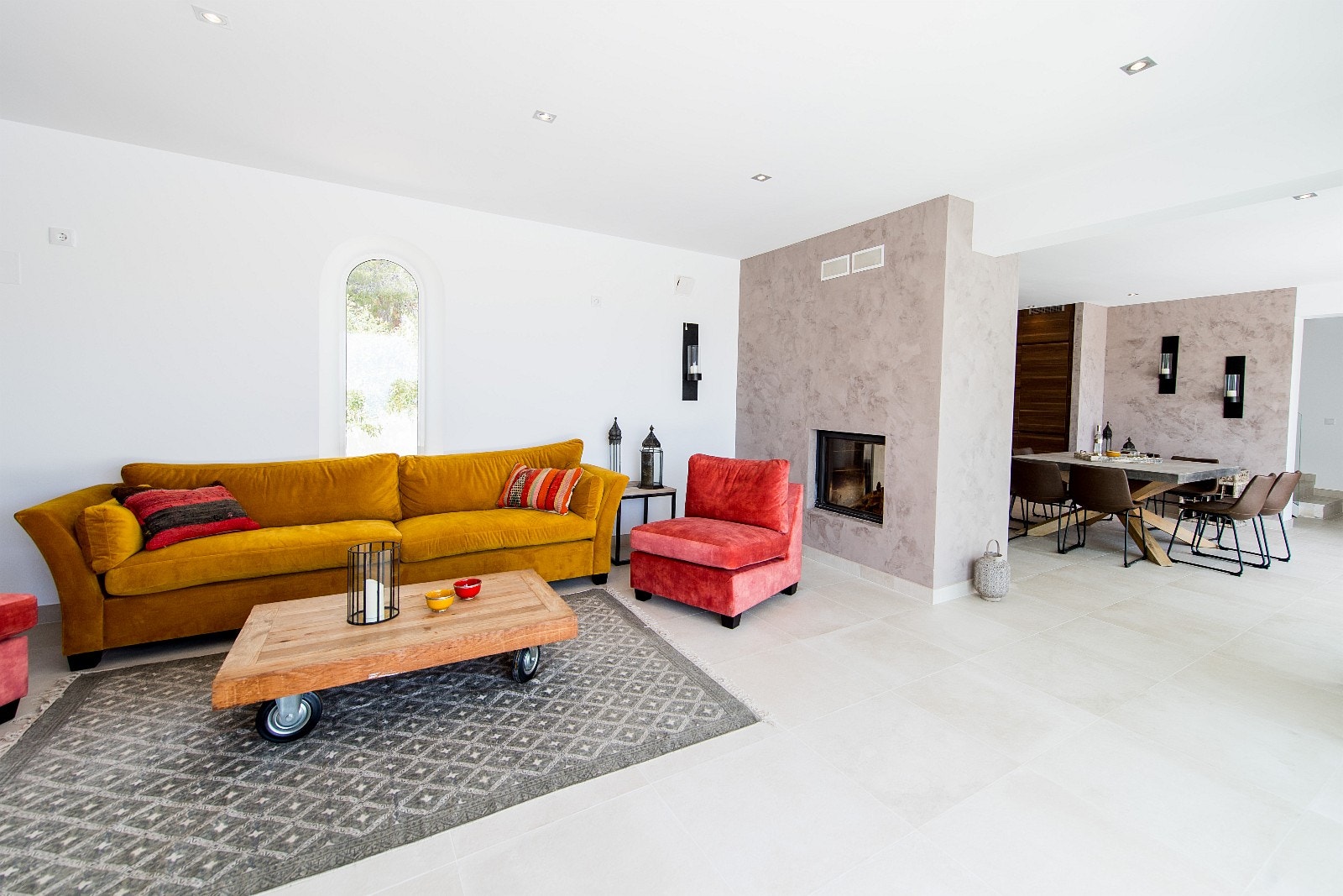 Stuen er pent innredet med komfortable møbler og peis Galleribilde