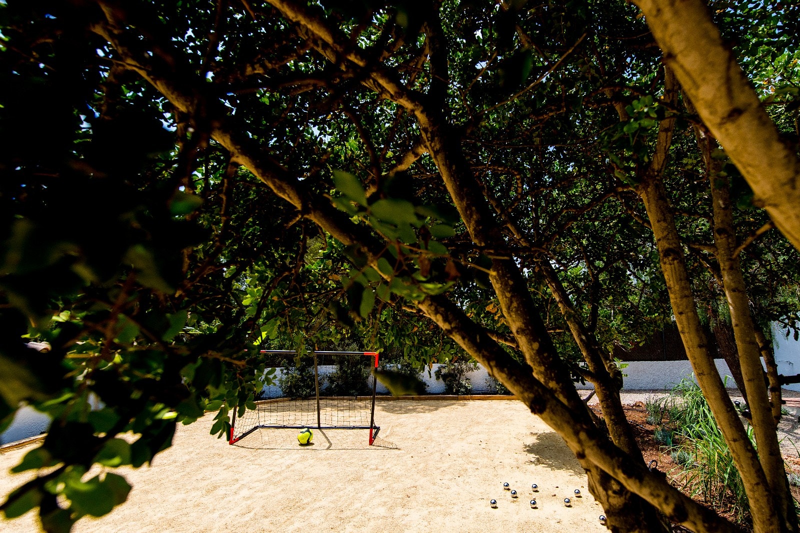 Aktivitetsområdet nederst i hagen har mye å by på med sandbane hvor det er lagt tilrette for fotball, volleyball, bocca og det man måtte ønske Galleribilde