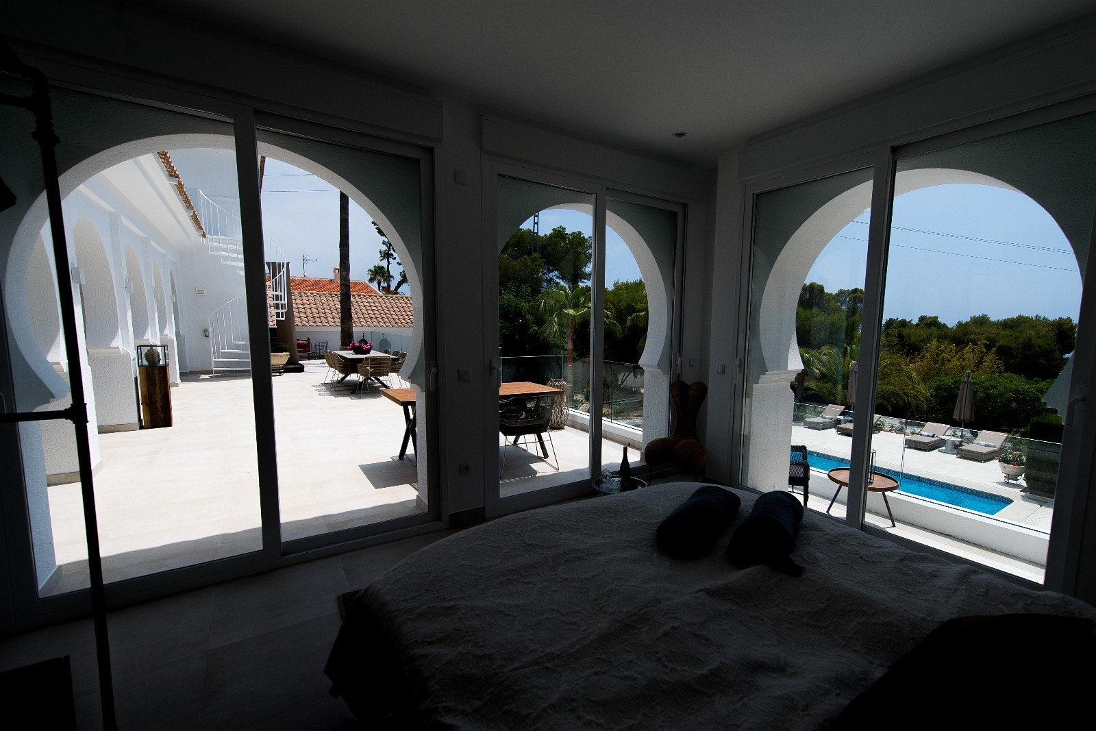 ( Sov 1) Utsikt fra soverommet i første etasje med dobbeltseng og eget bad. Galleribilde