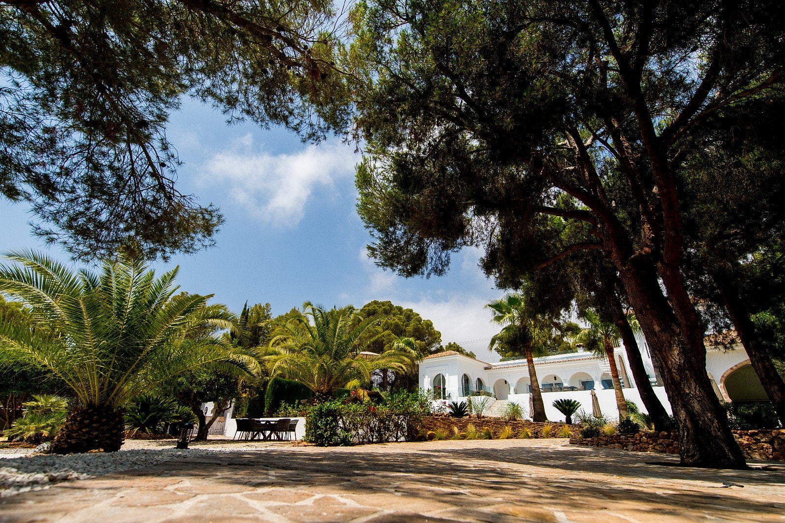 God plass til å parkere flere biler innenfor porten til huset Galleribilde