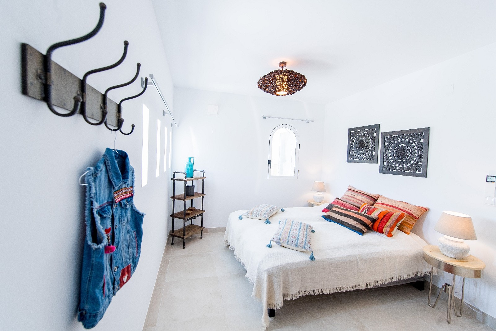 ( Sov 3) Soverom med dobbeltseng og delt bad i første etasje Galleribilde