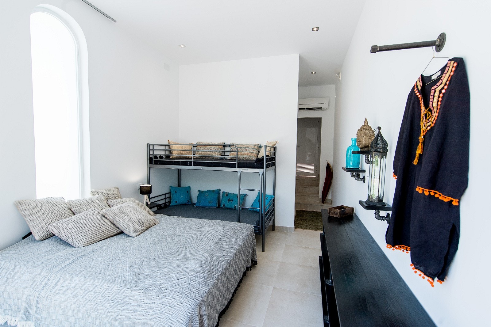 ( Sov 6) Studiosoverom med dobbelseng, køyeseng og eget bad. Dette rommet ligger på siden av huset med egen inngang og skyvedører rett ut i bassengområdet. Galleribilde