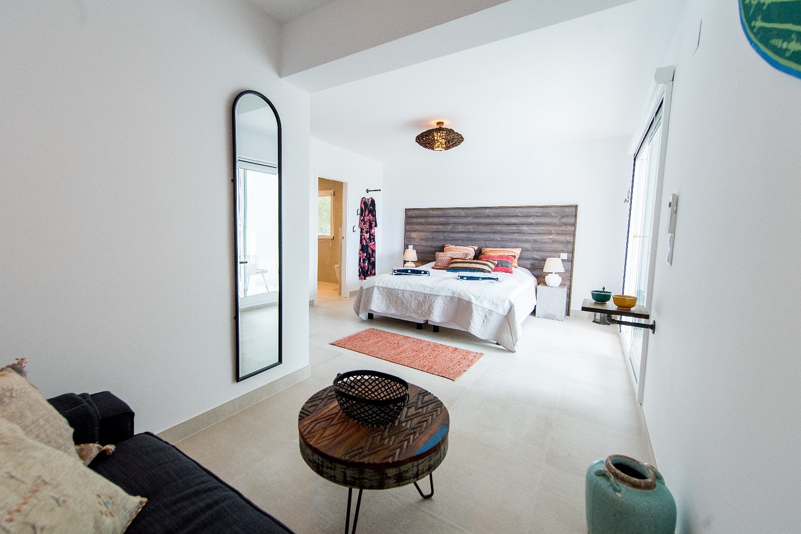 ( Sov 5) Stort soverom i annenetasje med dobbeltseng, sovesofa, stort bad og egen balkong Galleribilde