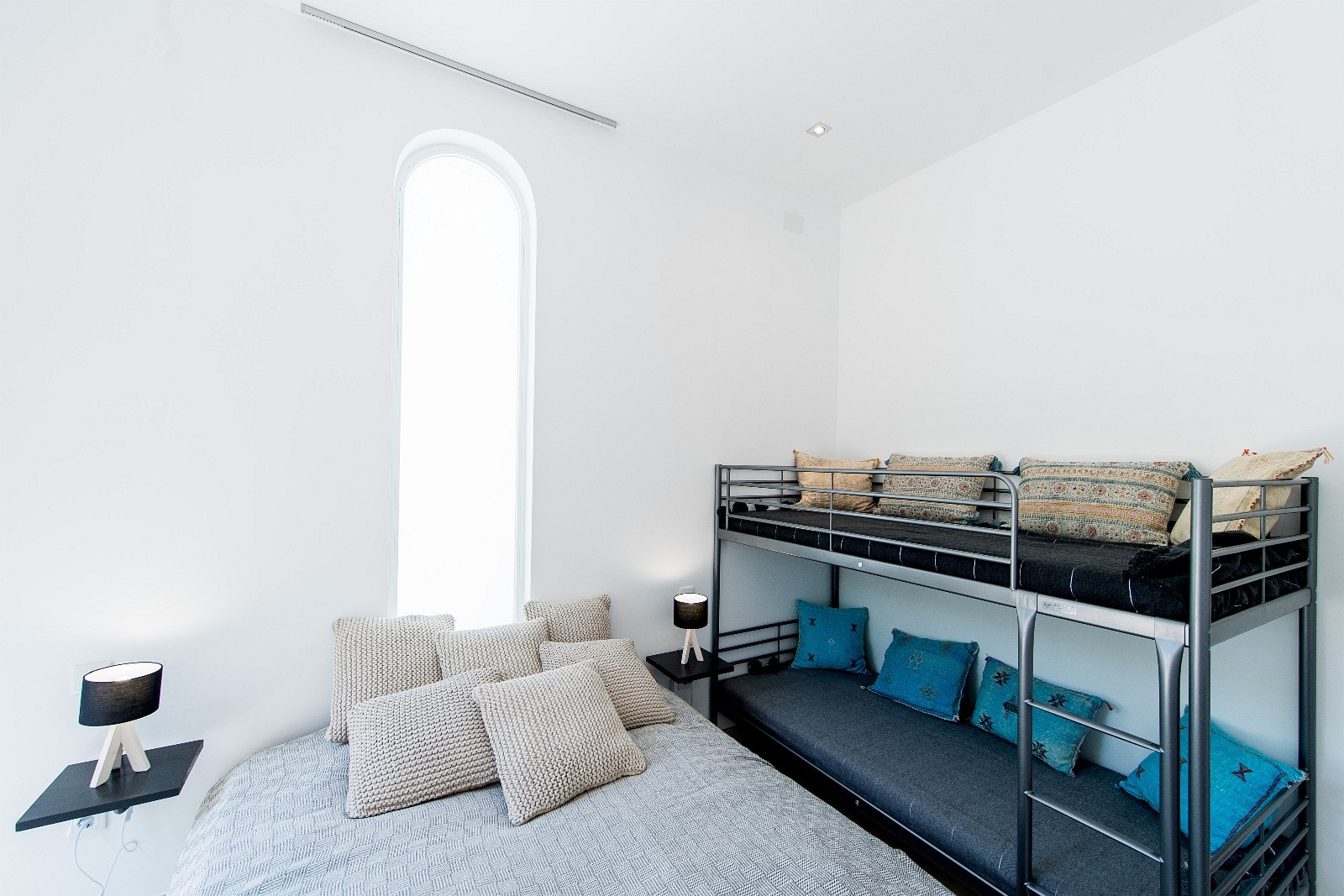 ( Sov 6) Studiosoverom med dobbelseng og køyeseng Galleribilde