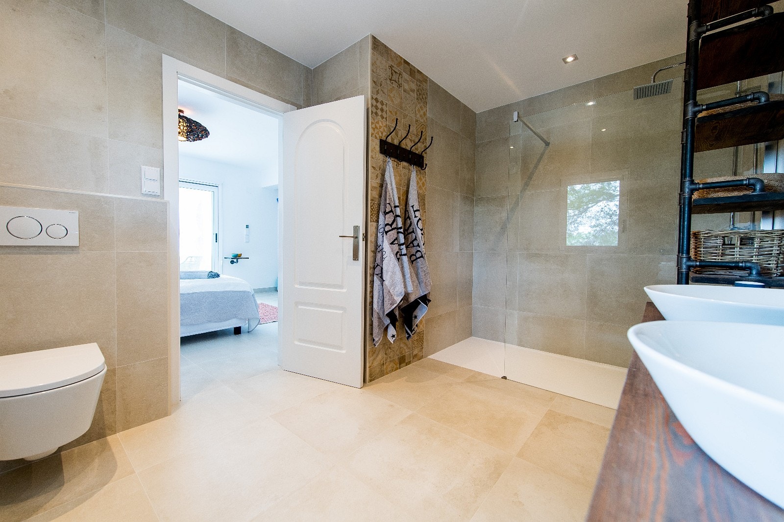 Bad med spesialdesignede innredninger Galleribilde