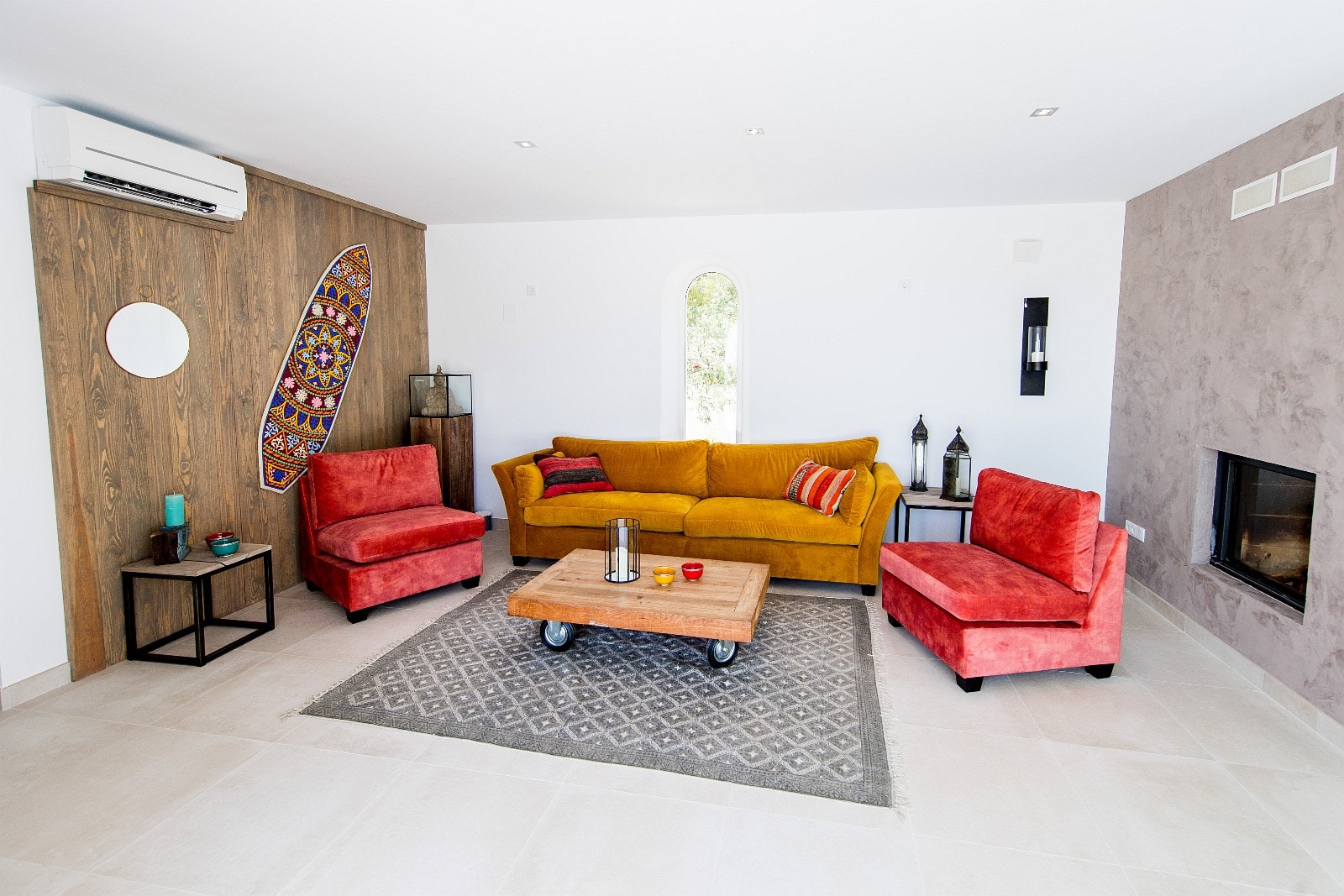 I stuen kan man sitte og se på TV eller nyte utsikten ut til terrassen gjennom de store glass skyvedørene Galleribilde