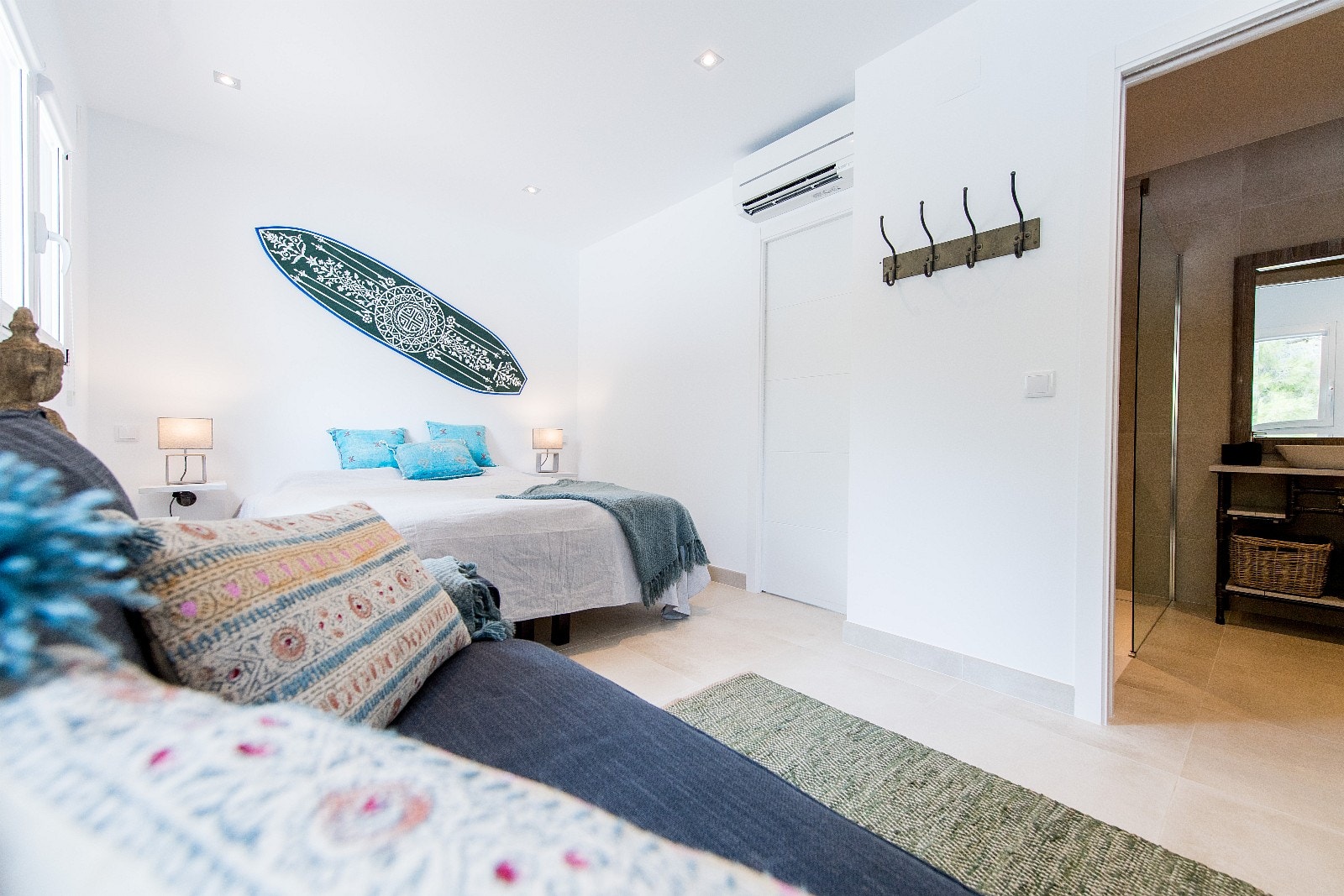 ( Sov 2) Soverom med dobbeltseng, sovesofa og eget bad i første etasje Galleribilde