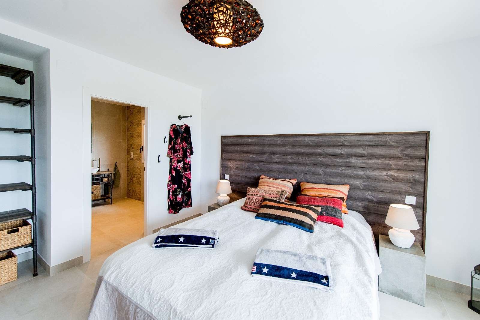 Villa Kanon har 6 smakfullt designede soverom. Dette er fra soverommet i andreetasje. Galleribilde