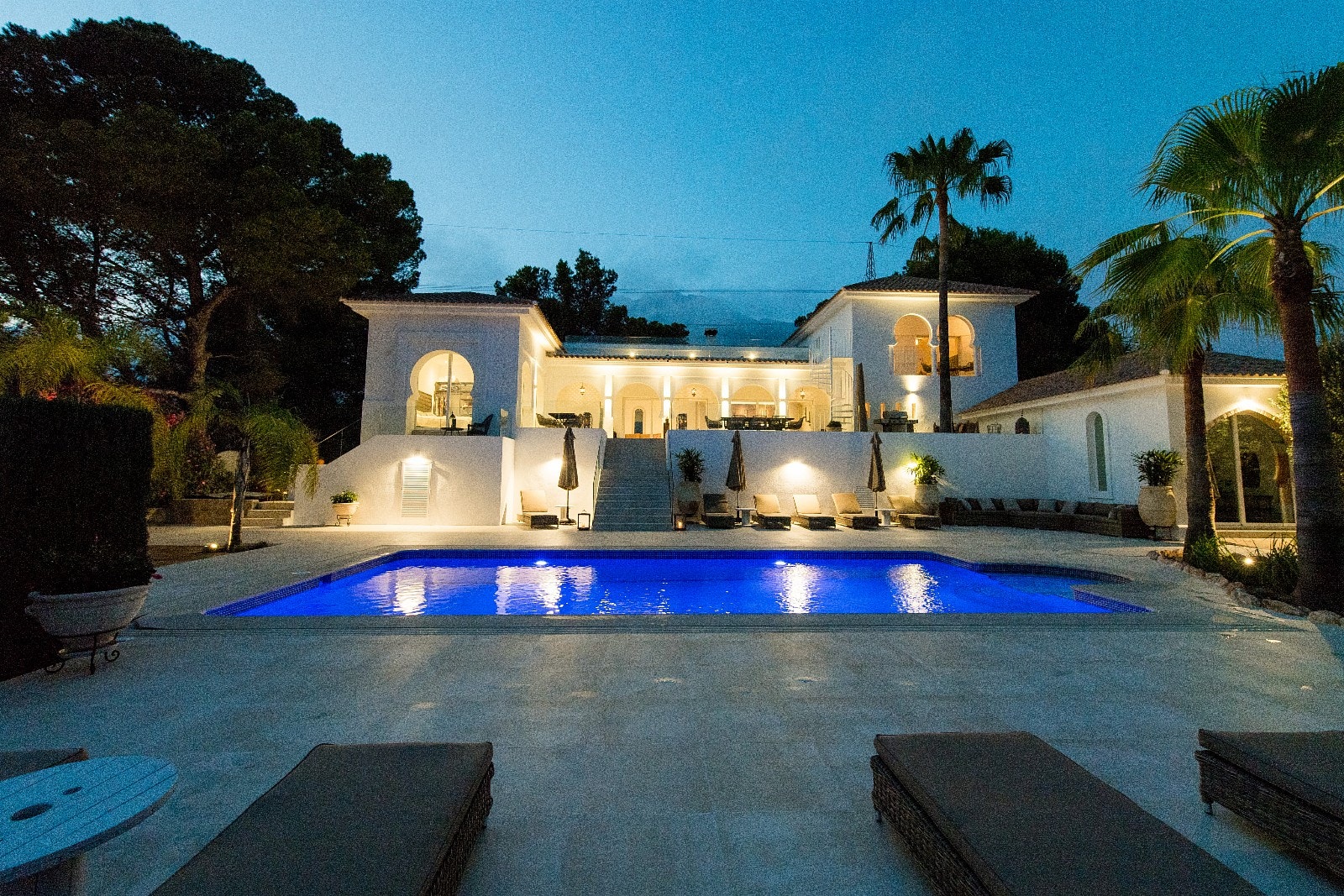 Bassengområde by night Galleribilde