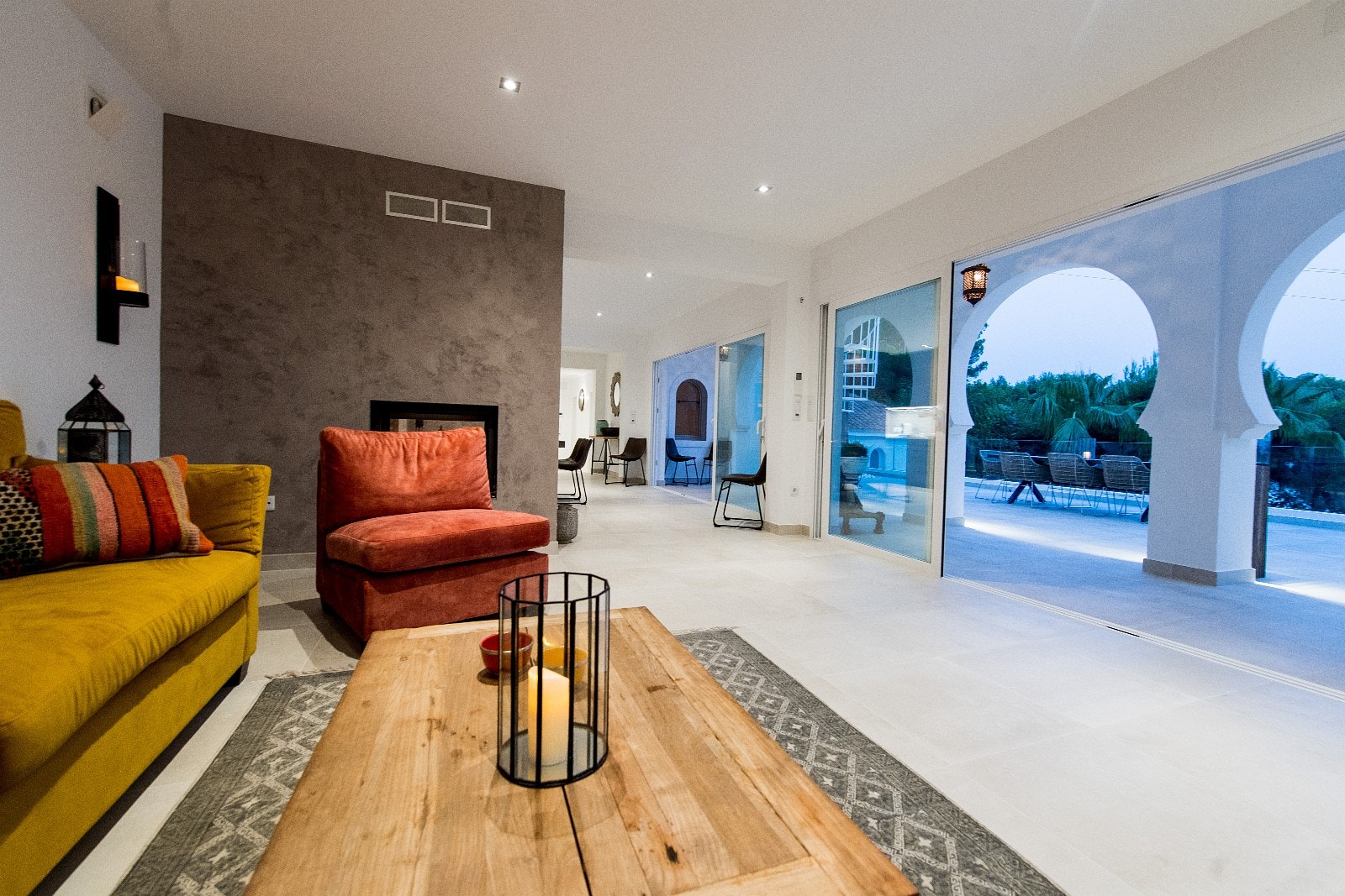 Stuen har direkte adgang til terrasse gjennom glass skyvedører Galleribilde