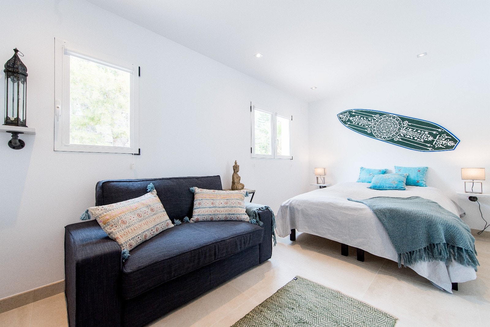 ( Sov 2) Soverom med dobbeltseng, sovesofa og eget bad i første etasje Galleribilde