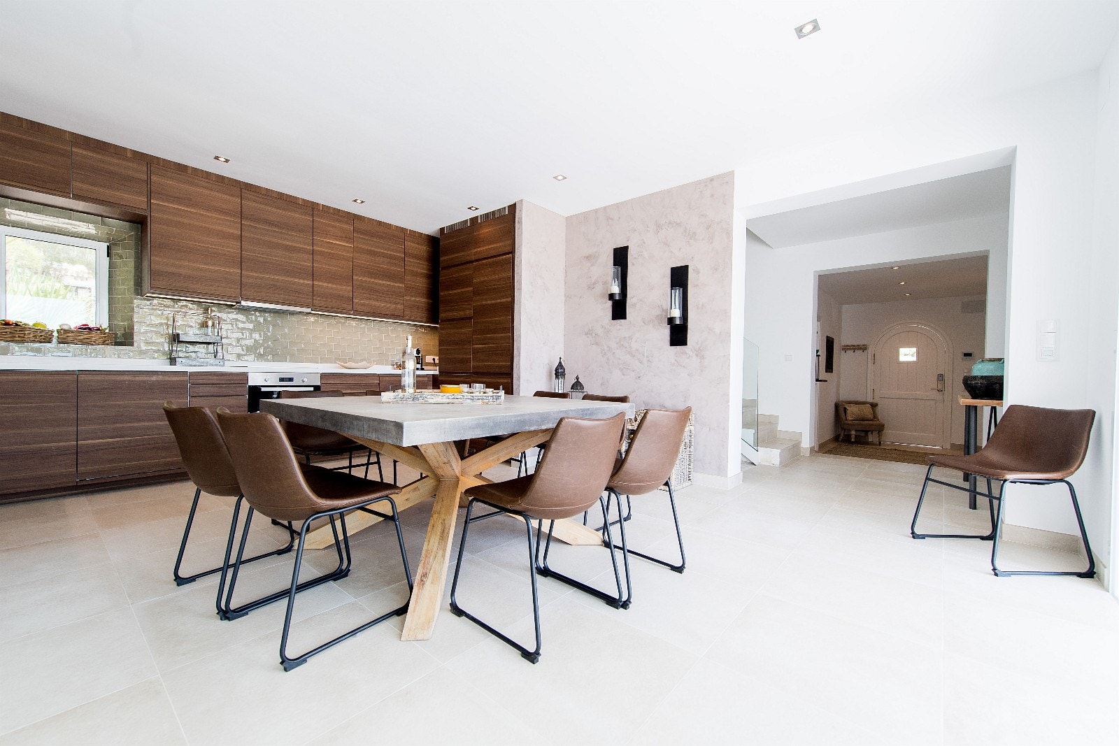 Spiseplass inne med plass til 8 personer Galleribilde