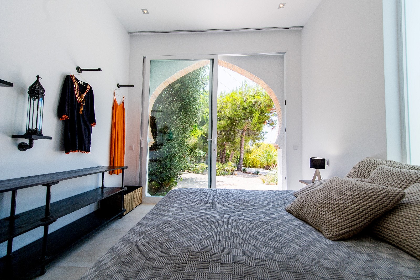 ( Sov 6) Studiosoverom med skyvedører ut til bassengområdet Galleribilde