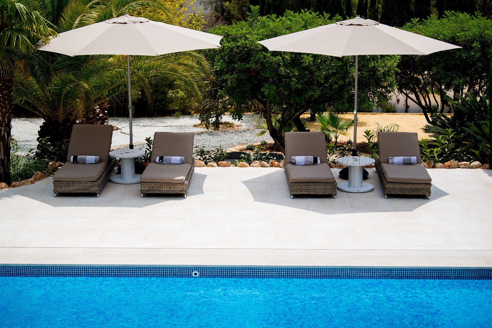 Bassengområdet har 10 komfortable solsenger og parasoller Galleribilde