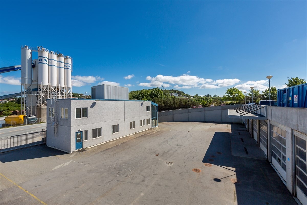 Kontor, uteområde og verksted Galleribilde