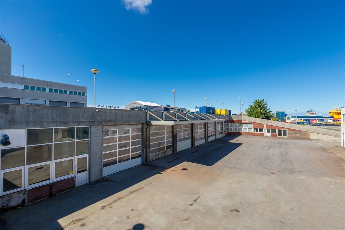 Kontor, uteområde og verksted Galleribilde