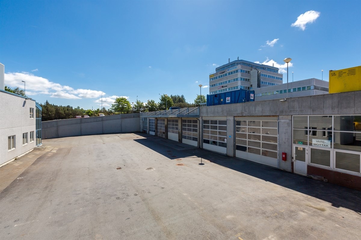 Kontor, uteområde og verksted Galleribilde