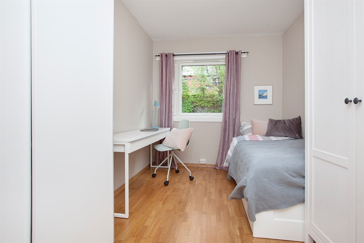 Begge soverommene har delikate material- og fargevalg og har grønt utsyn mot stille område Galleribilde