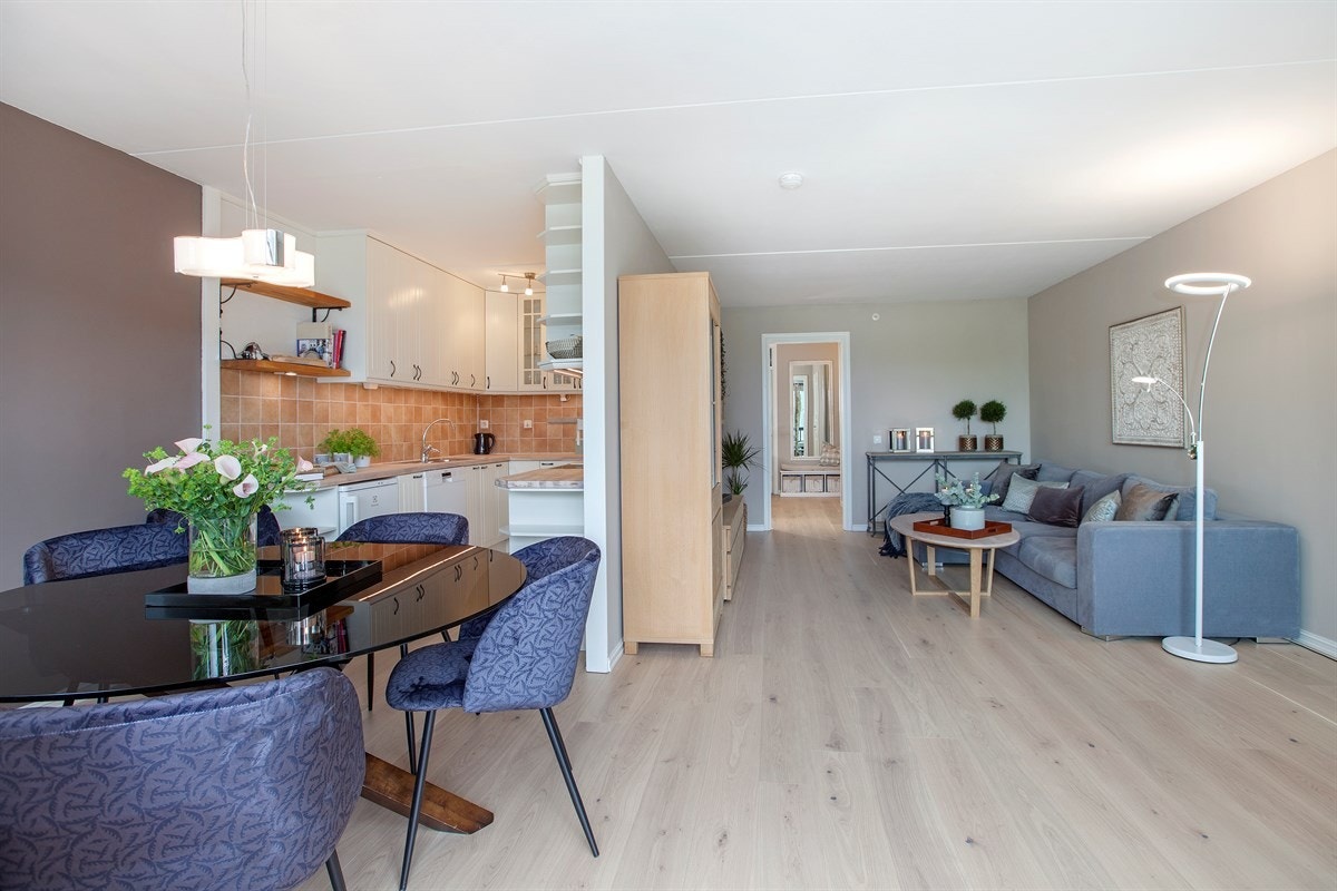 Alle tak og vegger i stue/ kjøkken/entré er nymalt i 2018 Galleribilde