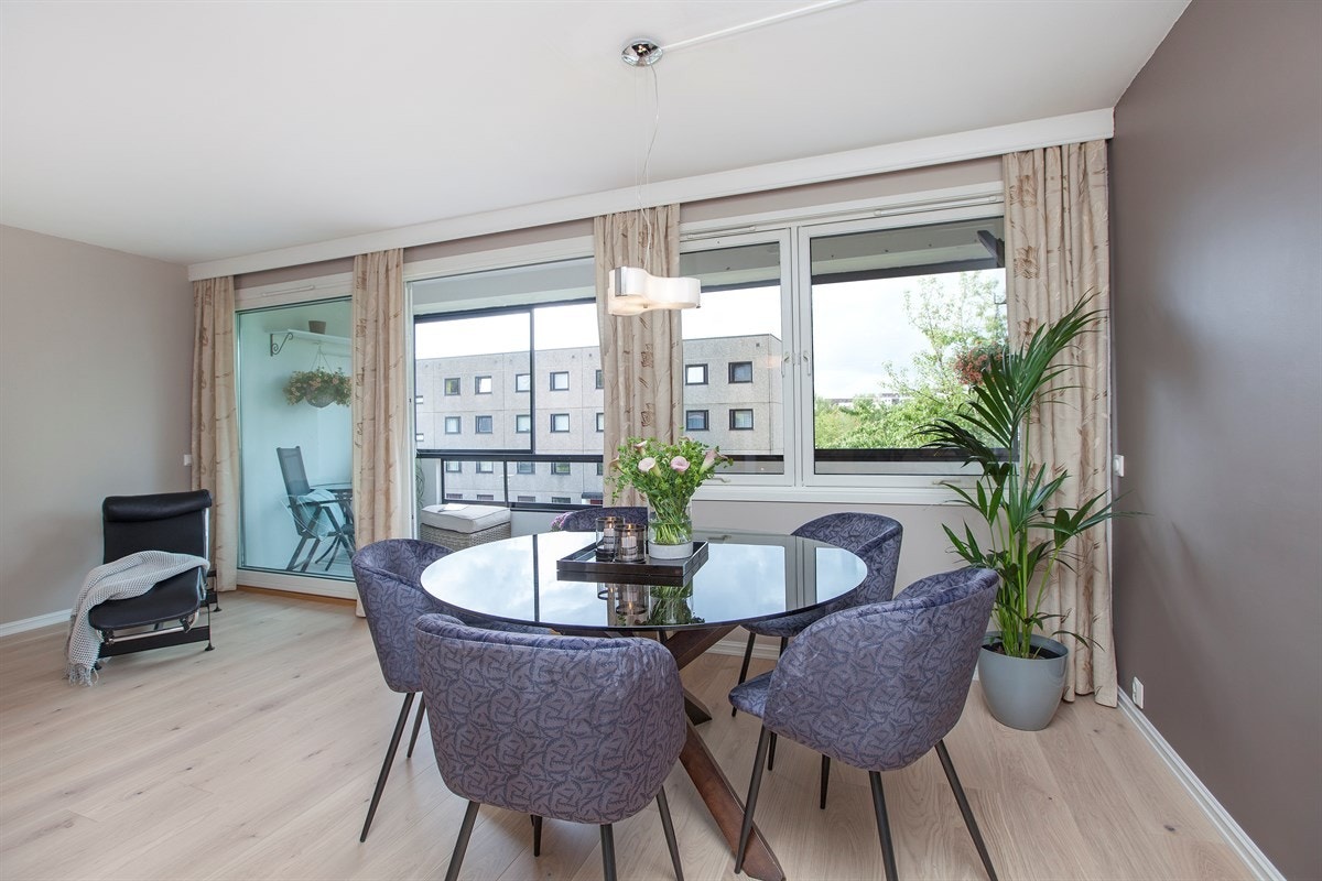 Fra stuen har du utgang til en stor sydvestvendt innglasset balkong Galleribilde