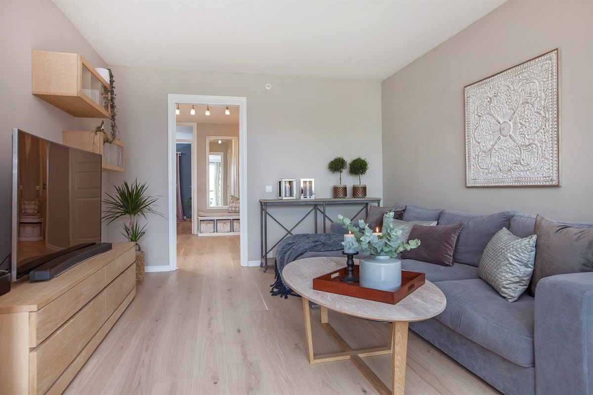 Boligen er godt ivaretatt, og har blitt pusset opp med lekker ny enstavs eikeparkett i entré, stue og kjøkken og en del nymalte flater i 2018 Galleribilde