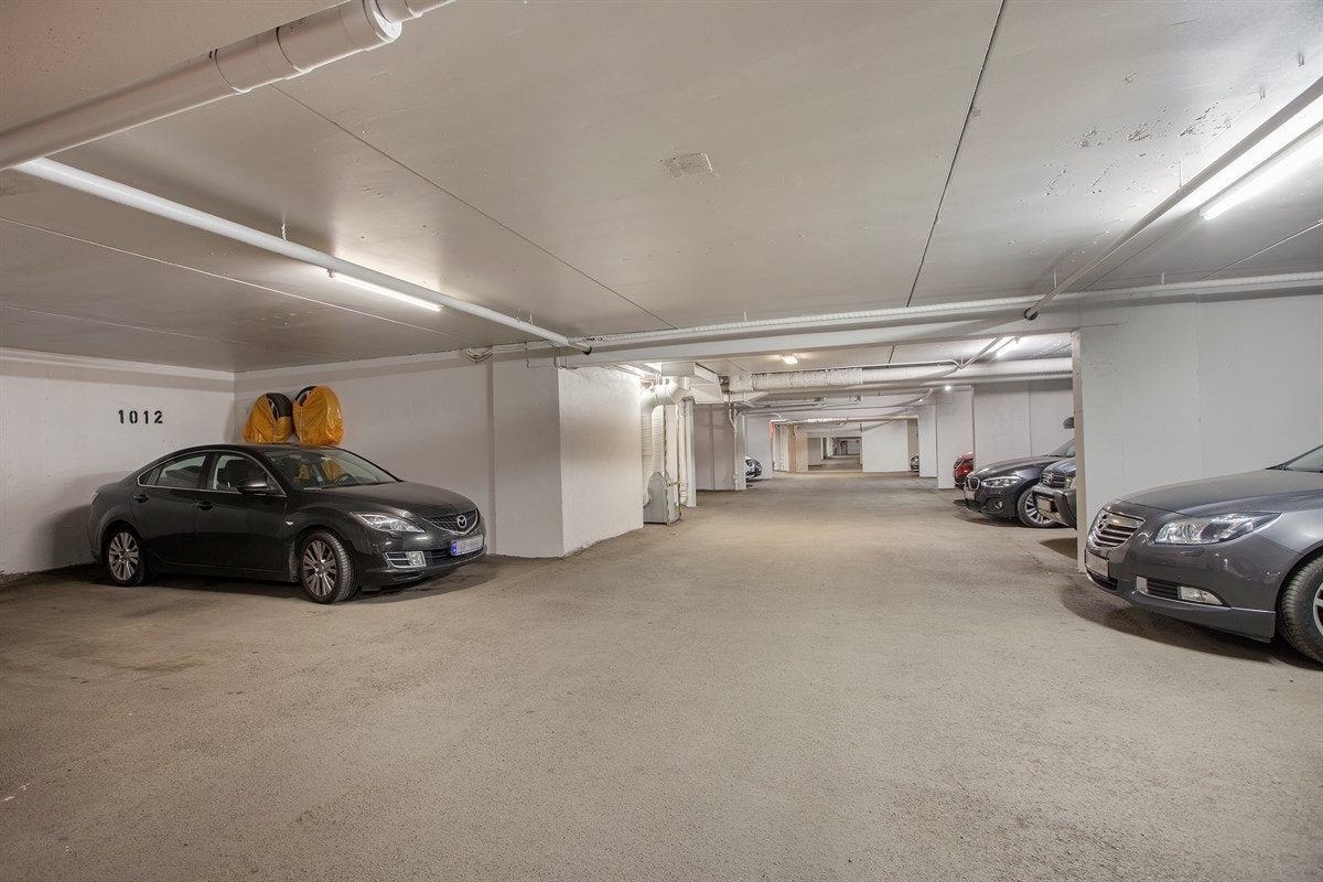 Parkeringsplass i felles garasjeanlegg under boligblokken medfølger leiligheten Galleribilde