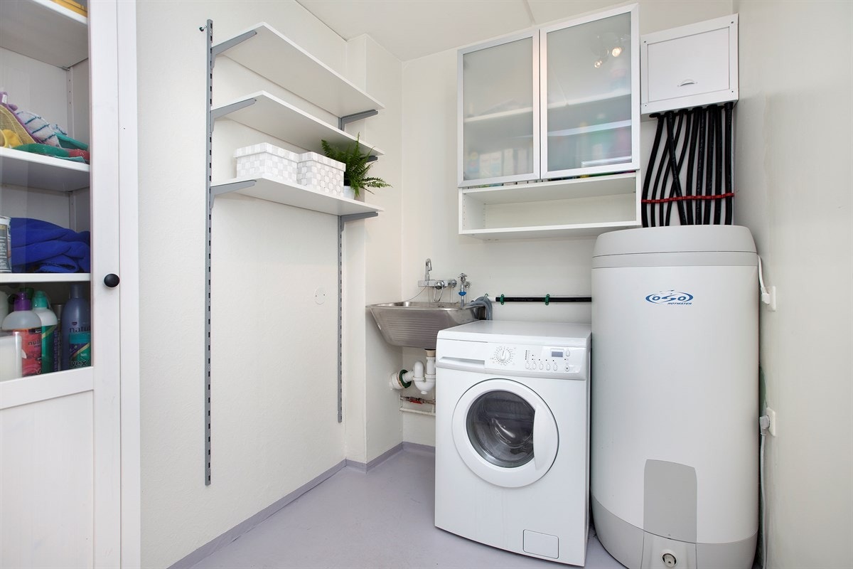 Vaskerommet fremstår som meget fint med stålkum, opplegg for vaskemaskin, fordelerskap og varmtvannsbereder på 200 liter Galleribilde