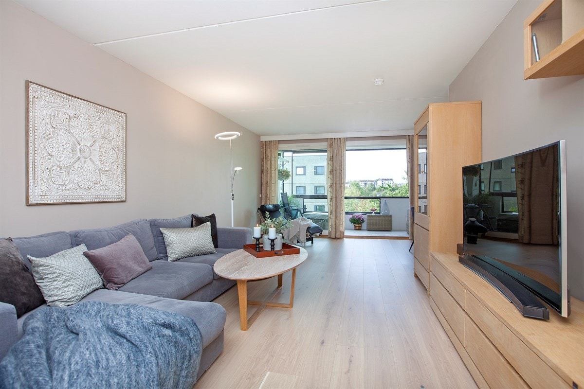 Den lekre eikeparketten og de store vindusflatene skaper en god romfølelse Galleribilde