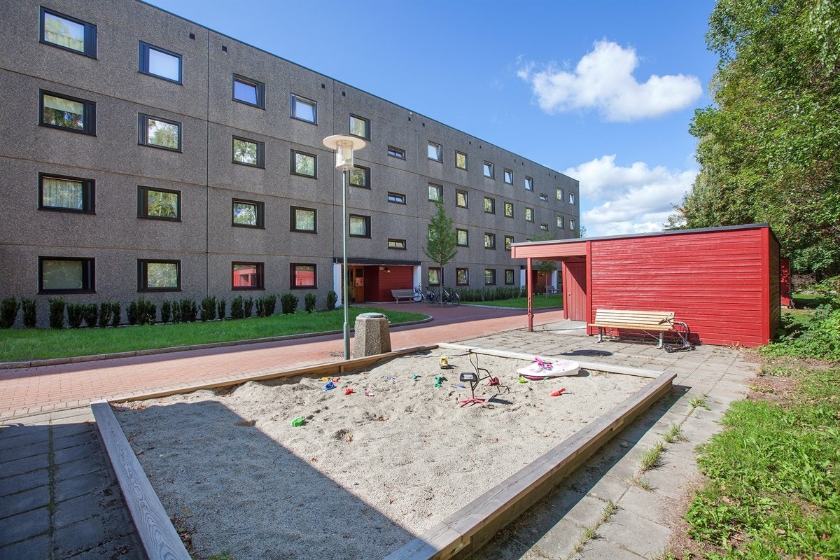 Borettslaget har pent opparbeidede fellesarealer med lekeplasser, felles grillplass, flotte gressplener, bærbusker, frukttrær, bordtennisbord m.m. Galleribilde