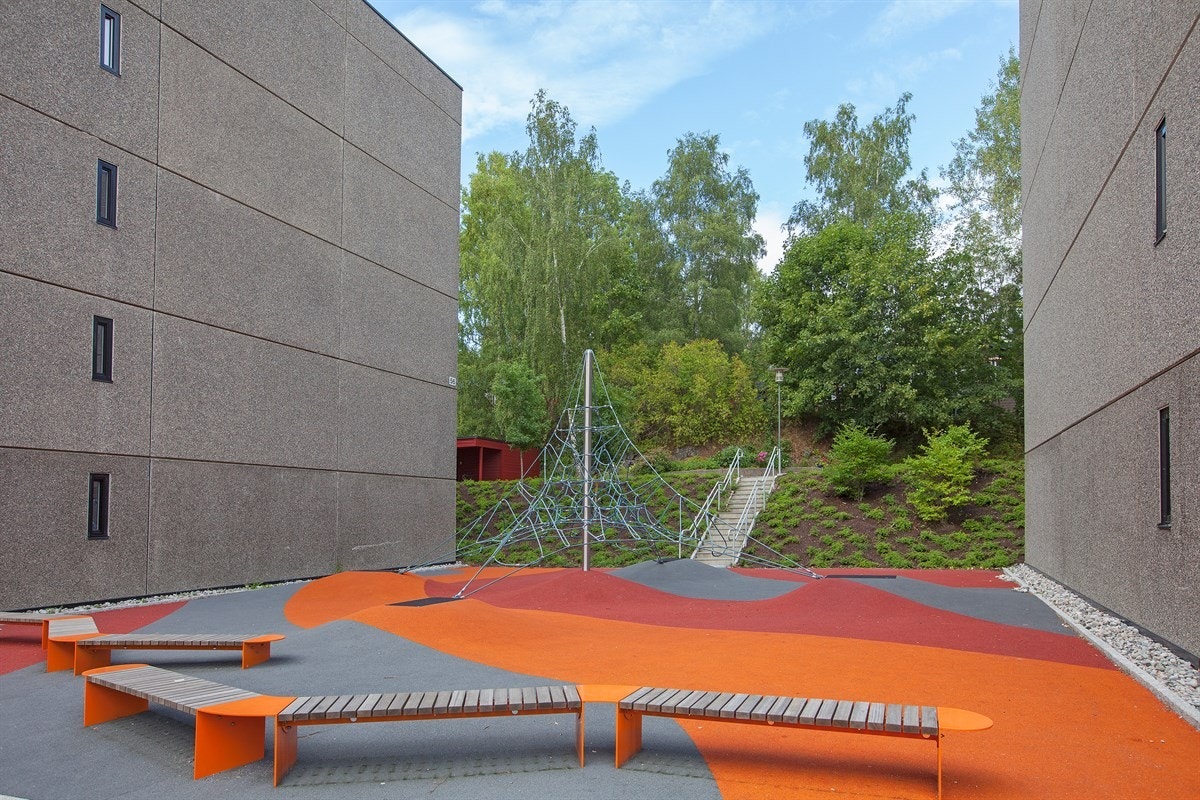 Det er flere barnehager og skoler i området, deriblant Hamborg Barnehage, Vestjordet Barnehage og Meklenborg Barnehage Galleribilde