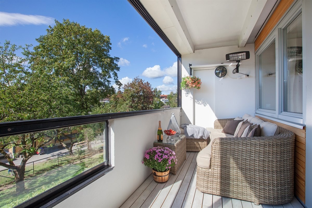 Stor balkong som blir en herlig forlengelse av stuen på varme sommerdager Galleribilde
