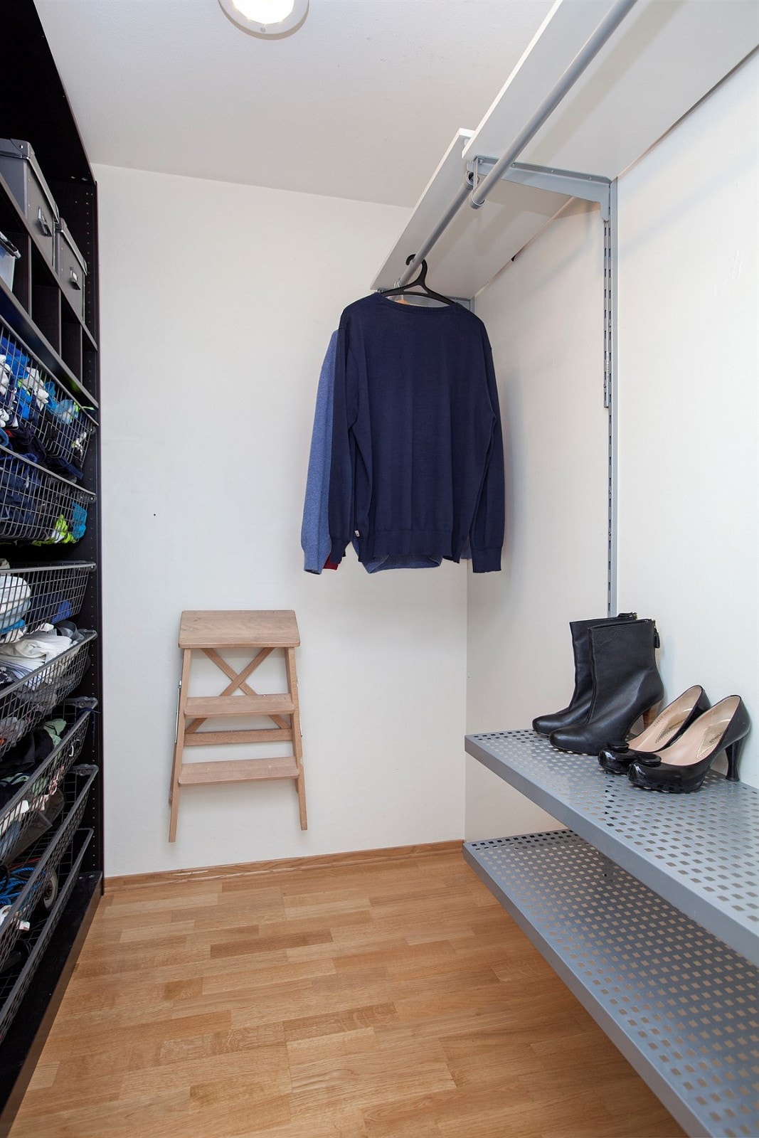 Bod med god lagringsplass for sko, yttertøy, støvsuger, strykebrett eller lignende Galleribilde