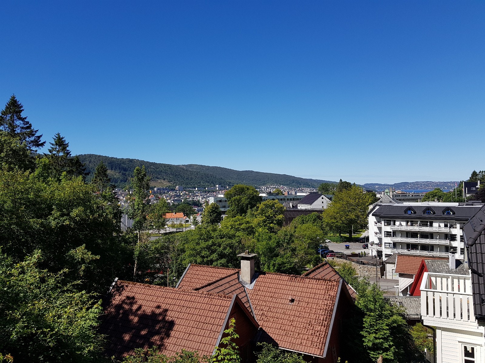 Flott utsikt fra veranda, og fra rom 1 Galleribilde