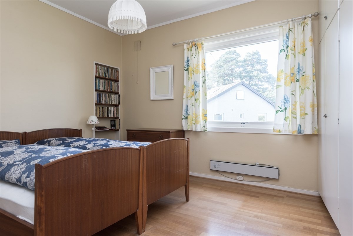 Huset har i dag tre soverom. Dette er hovedsoverommet. Galleribilde