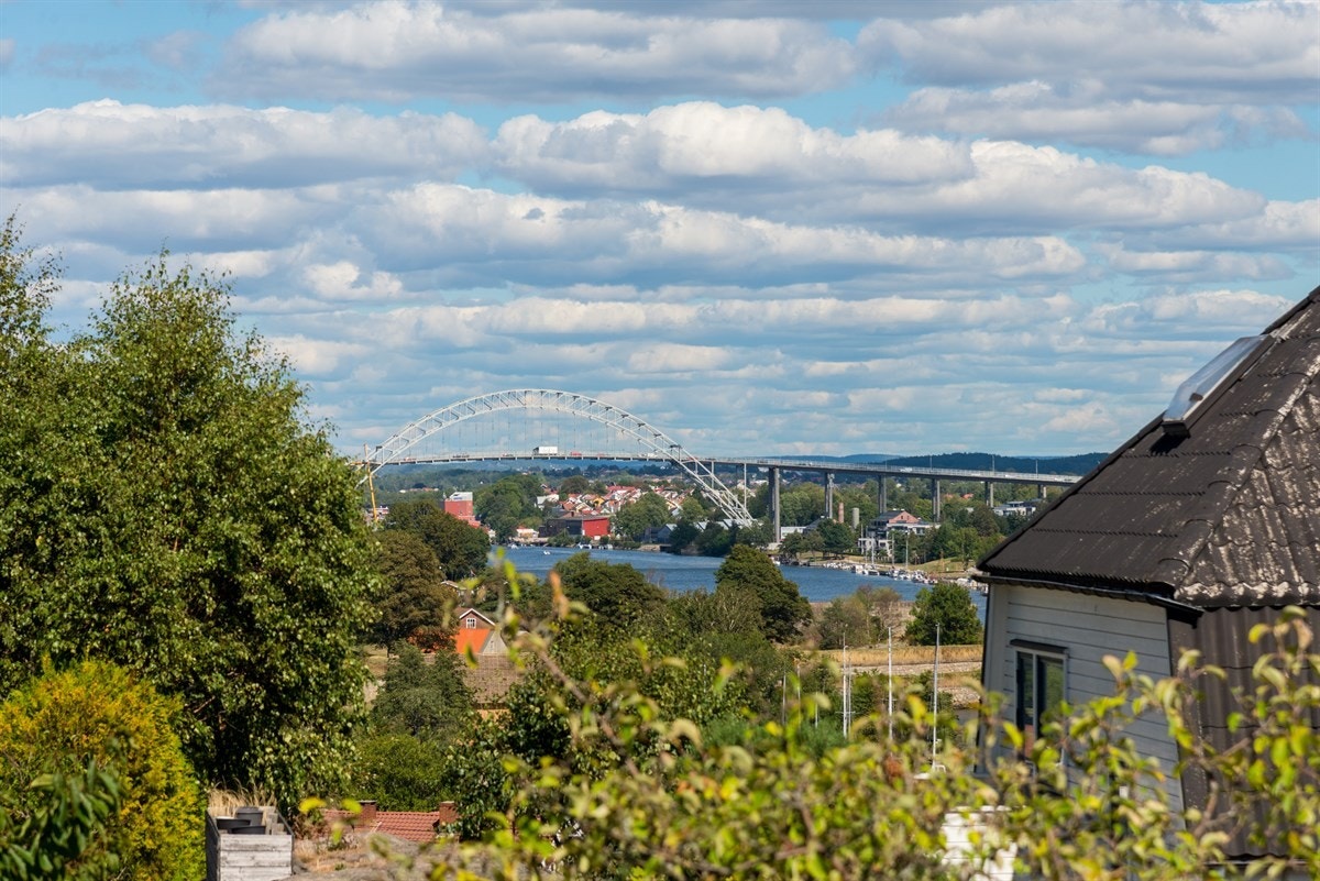 Fredrikstadbroa er et kjent landemerke og kan beskues fra eiendommen. Galleribilde