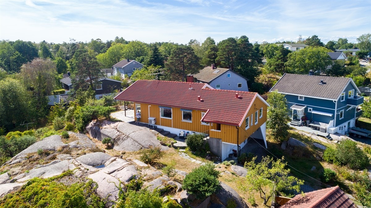 Eneboligen ligger sentralt til på Kråkerøy og har en av områdets flotteste tomter. Høyt, solrikt og usjenert. Galleribilde