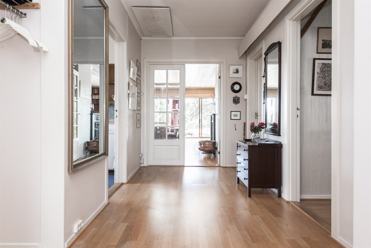 Gang mot stue. Kjøkken til venstre og bad samt soverom mot høyre. Galleribilde