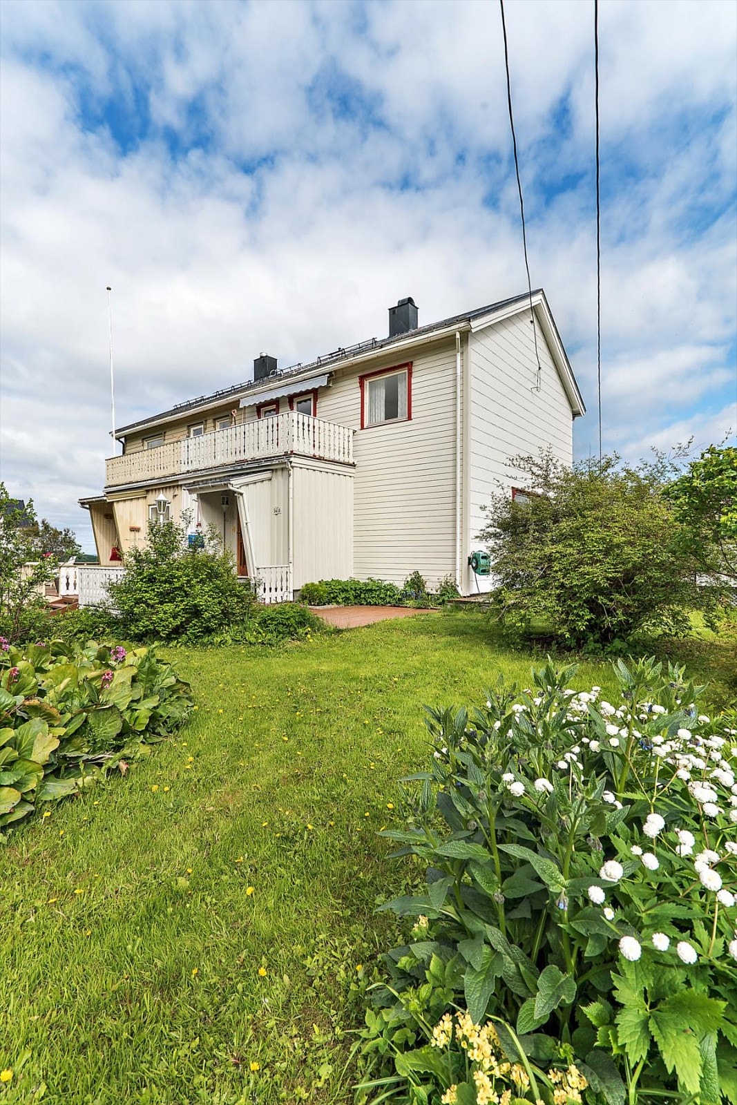 Pent beplantet og opparbeidet uteområde. Her finner du planter, blomster, bærbusker og plan Galleribilde