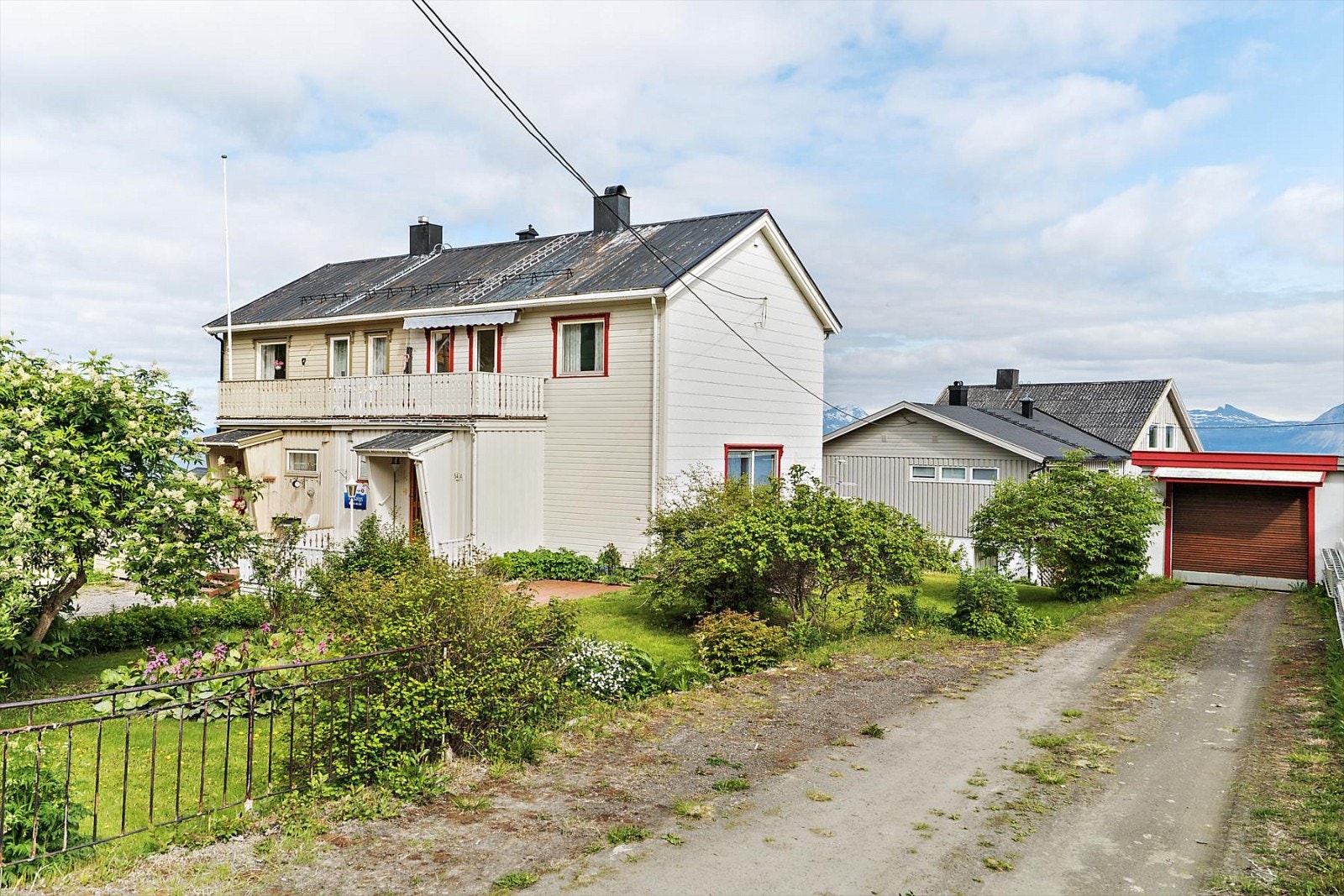 Boligen har tilhørende garasje og parkering på siden Galleribilde